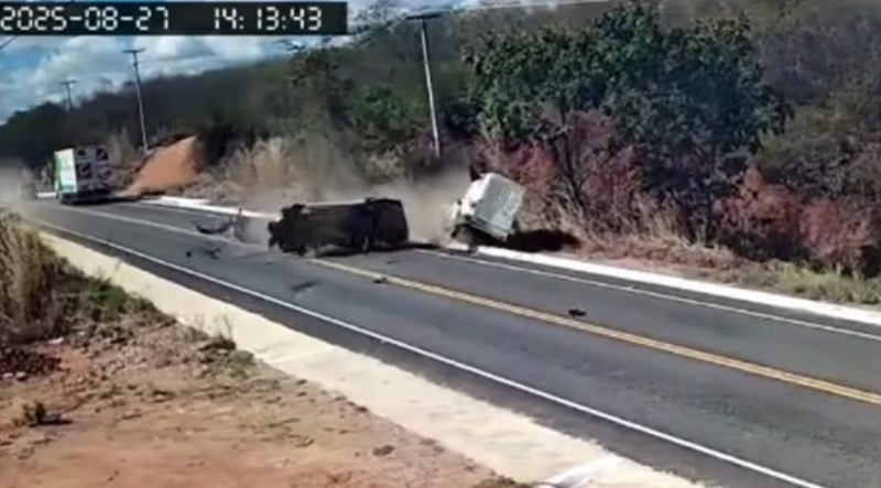 Colisão na PB-400: motoristas ficam presos em meio às ferragens