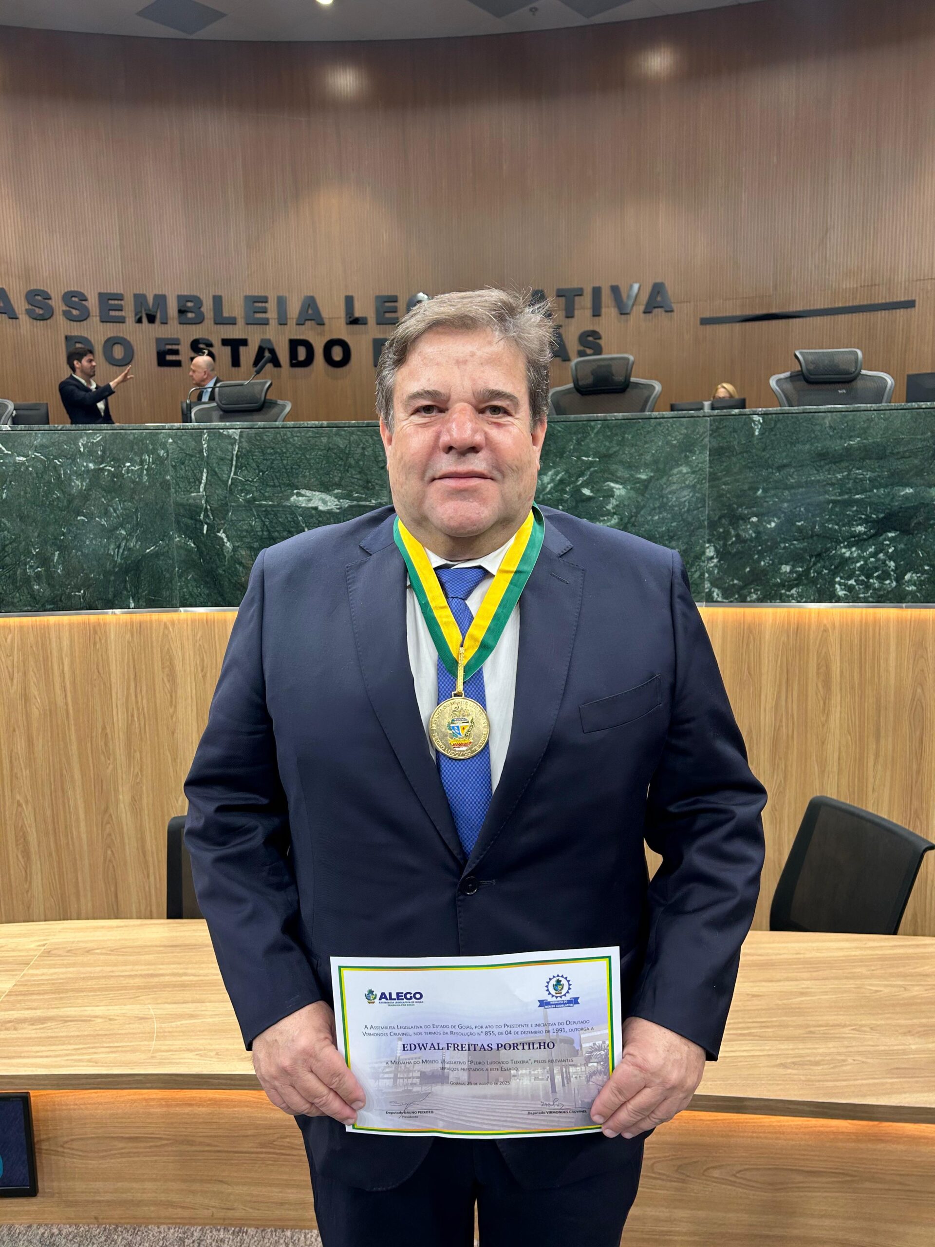 Presidente da Adial recebe maior honraria da Alego