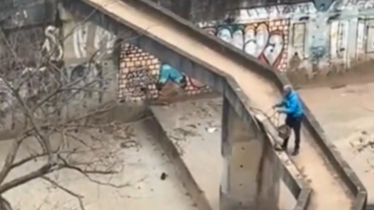 Homem despeja terra em rio de Santo André e levanta alerta ambiental