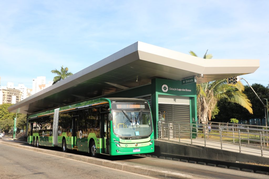 Caiado e Mabel testam novo ônibus elétrico de última geração em Goiânia