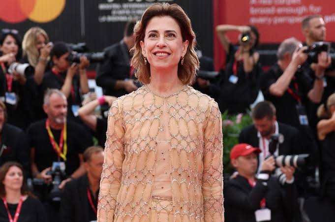 Fernanda Torres integra júri do Festival de Veneza e brilha no tapete vermelho