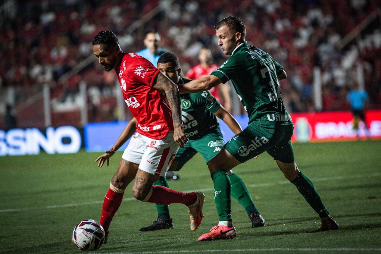 Pressionado, Vila Nova enfrenta Chapecoense embalada por nove jogos sem perder