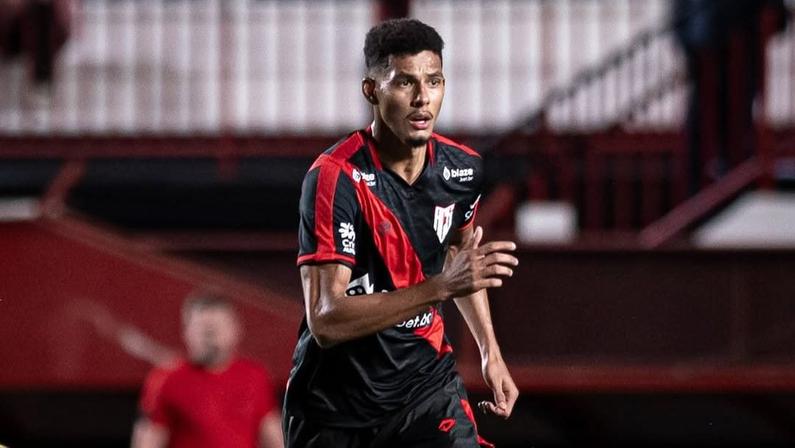 Botafogo aumenta proposta por Alix, mas Atlético-GO segue irredutível