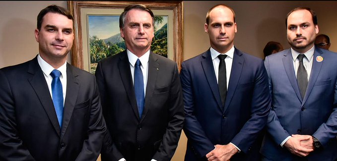 Filhos de Bolsonaro intensificam críticas a aliados após gestos do centrão por Tarcísio candidato