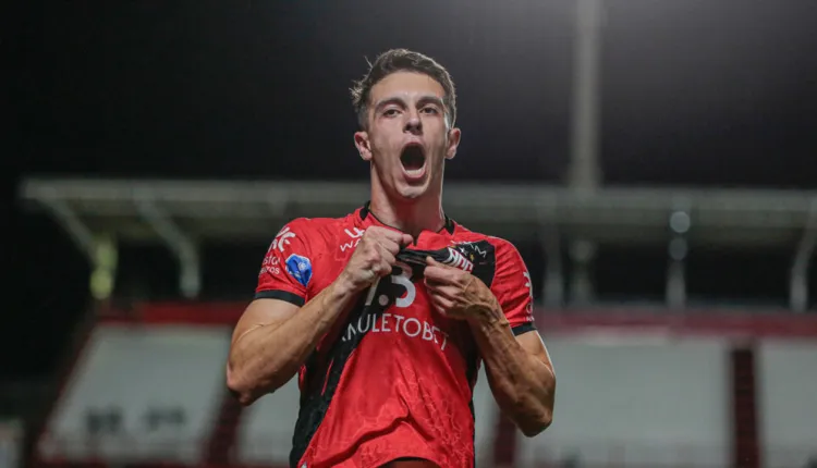 Nesta temporada, meia Shaylon soma 27 partidas, dois gols e duas assistências com a camisa do Dragão | Foto: Bruno Corsino/ACG