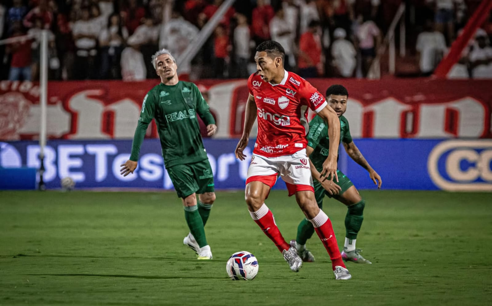 Com um a mais em campo, Vila vacila no OBA e perde para Coritiba, que volta à liderança da Série B