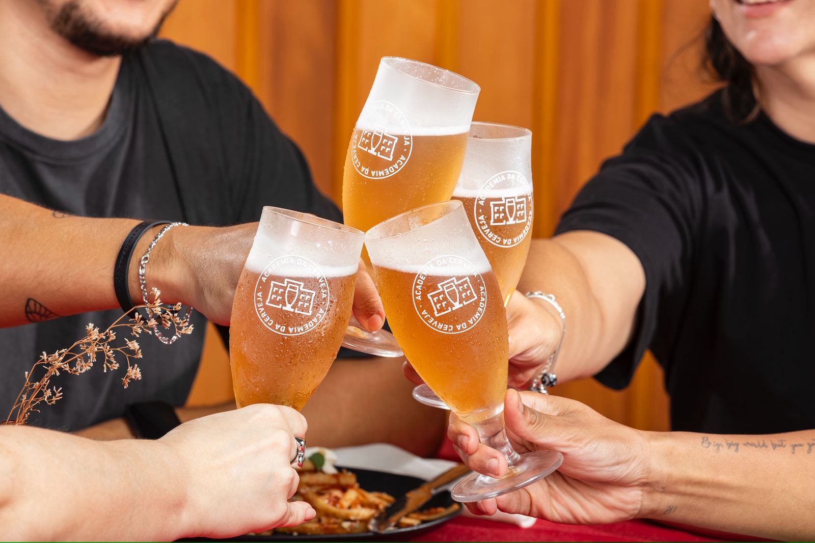 Dia da Cerveja: a história por trás da bebida favorita dos brasileiros