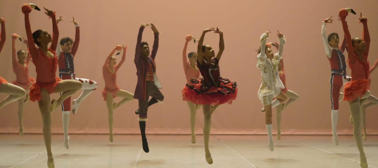 Basileu França conquista tetracampeonato no maior festival de dança do mundo e alcança 54 prêmios internacionais