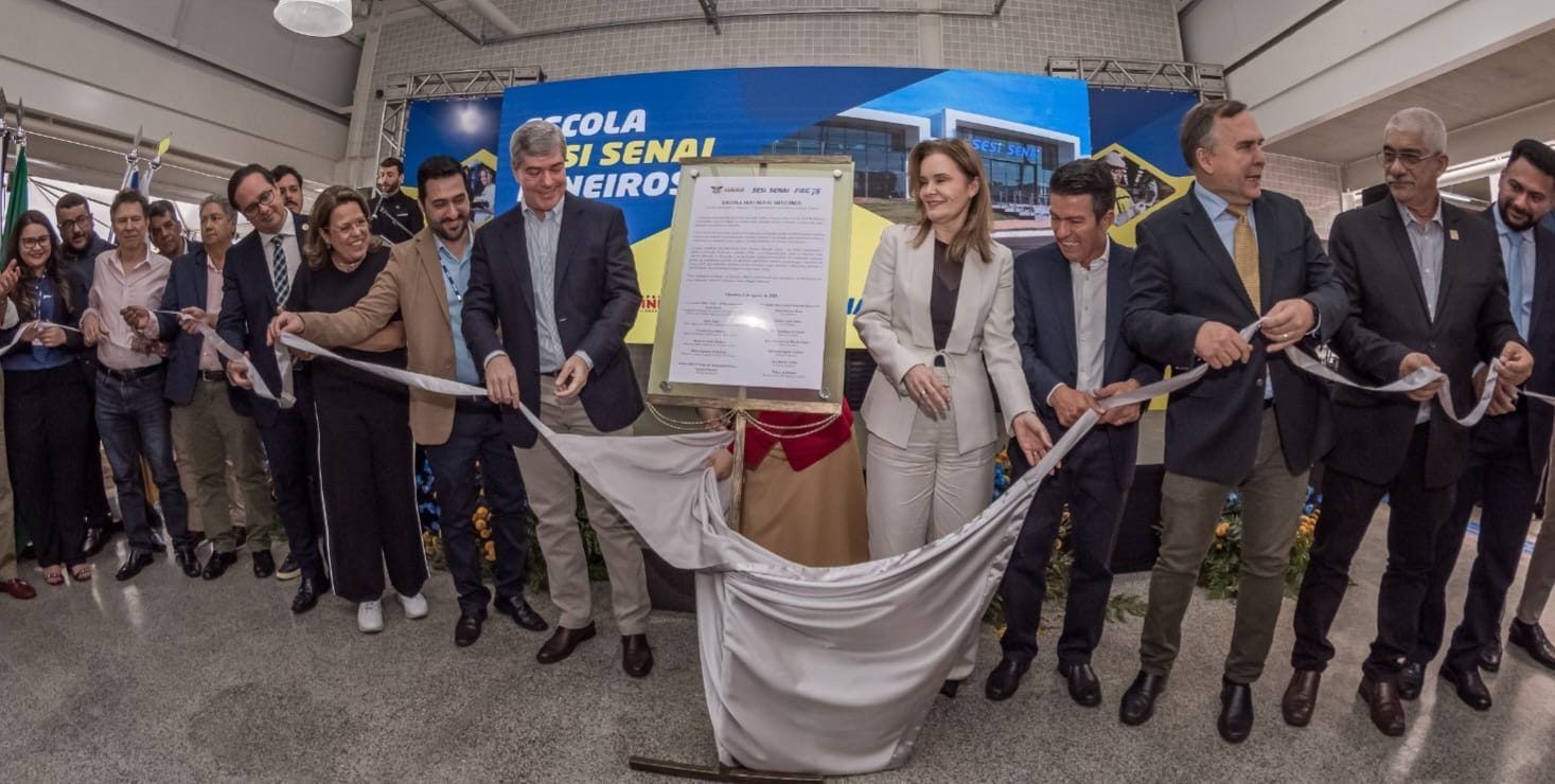 Sandro Mabel, André Rocha, Aleomar Rezende, Ana Paula Rezende e autoridades durante inauguração da Escola Sesi Senai