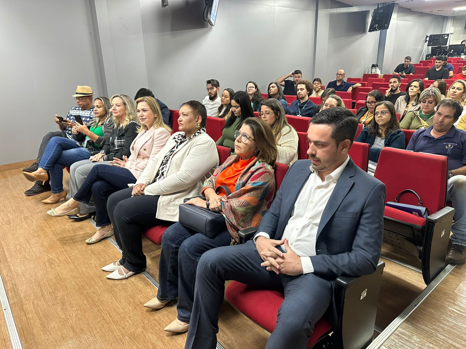 Fotos: Gustavo de Castro - Durante palestra, 34 famílias demonstraram interesse em participar do programa
