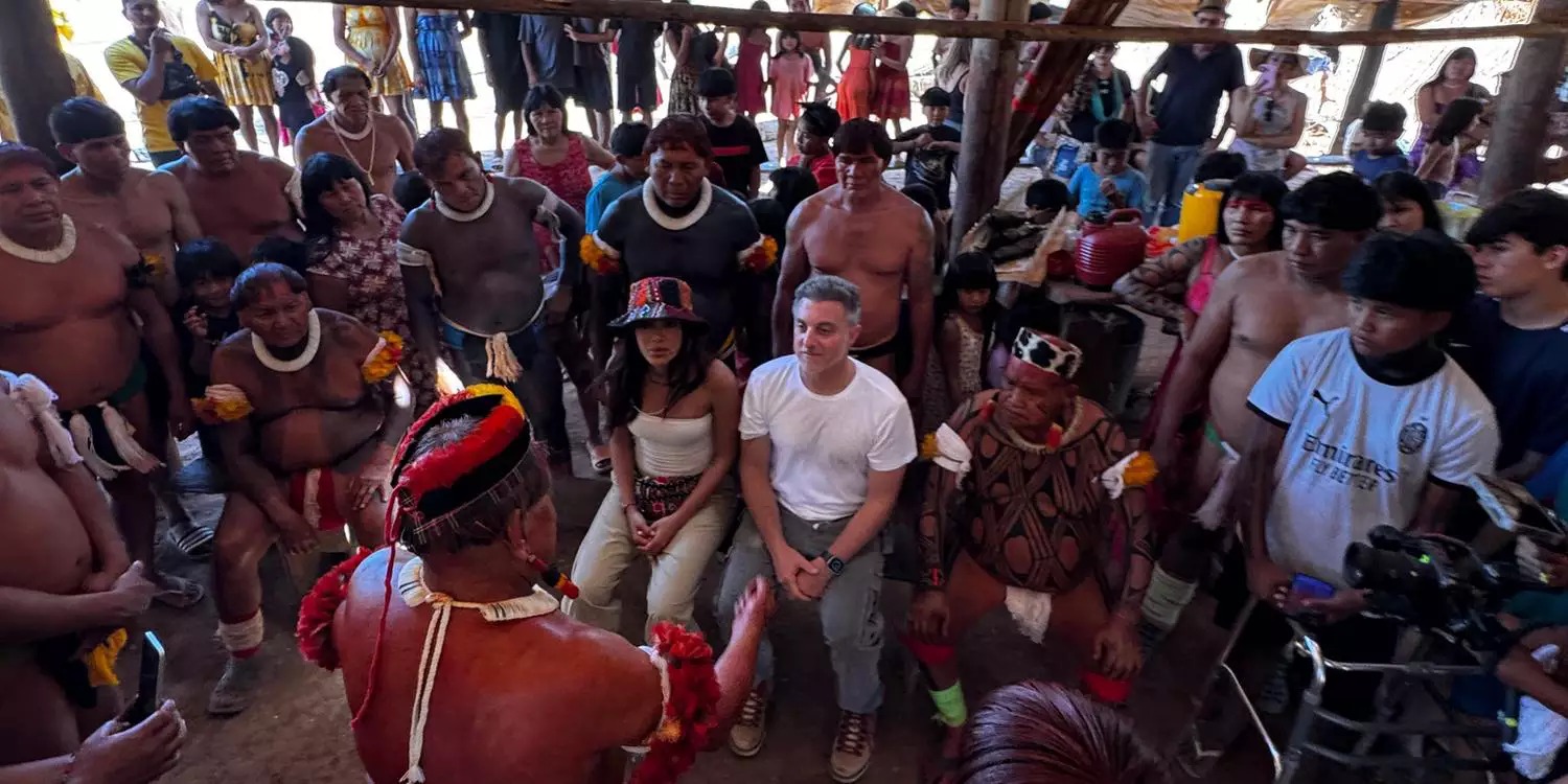 Anitta e Luciano Huck participam de ritual no Xingu em gravação para Domingão da Globo