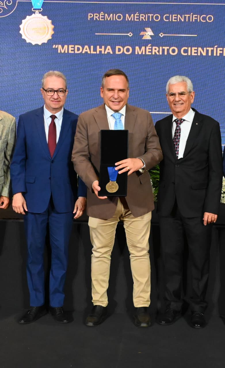 Prefeito Sandro Mabel recebe Medalha do Mérito Científico