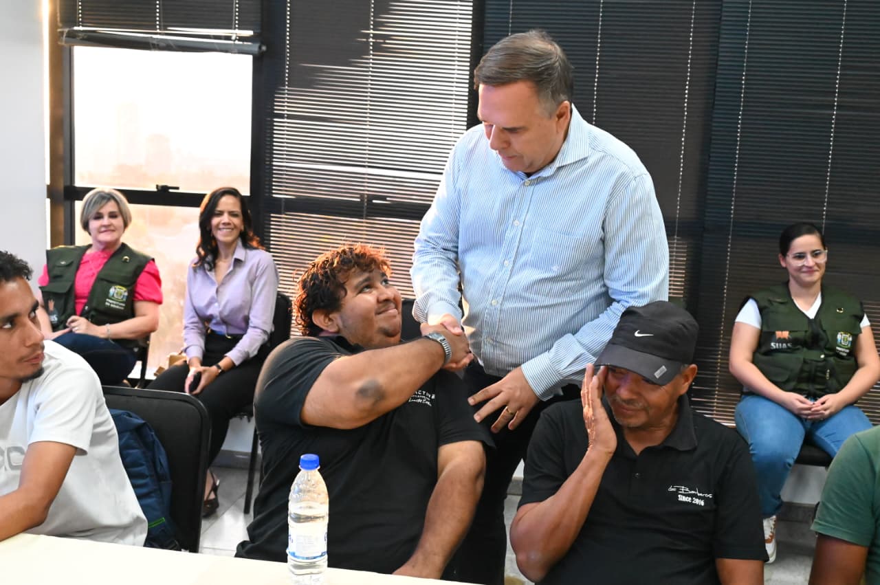 Mabel recebe pessoas em situação de rua em reunião no Paço Municipal
