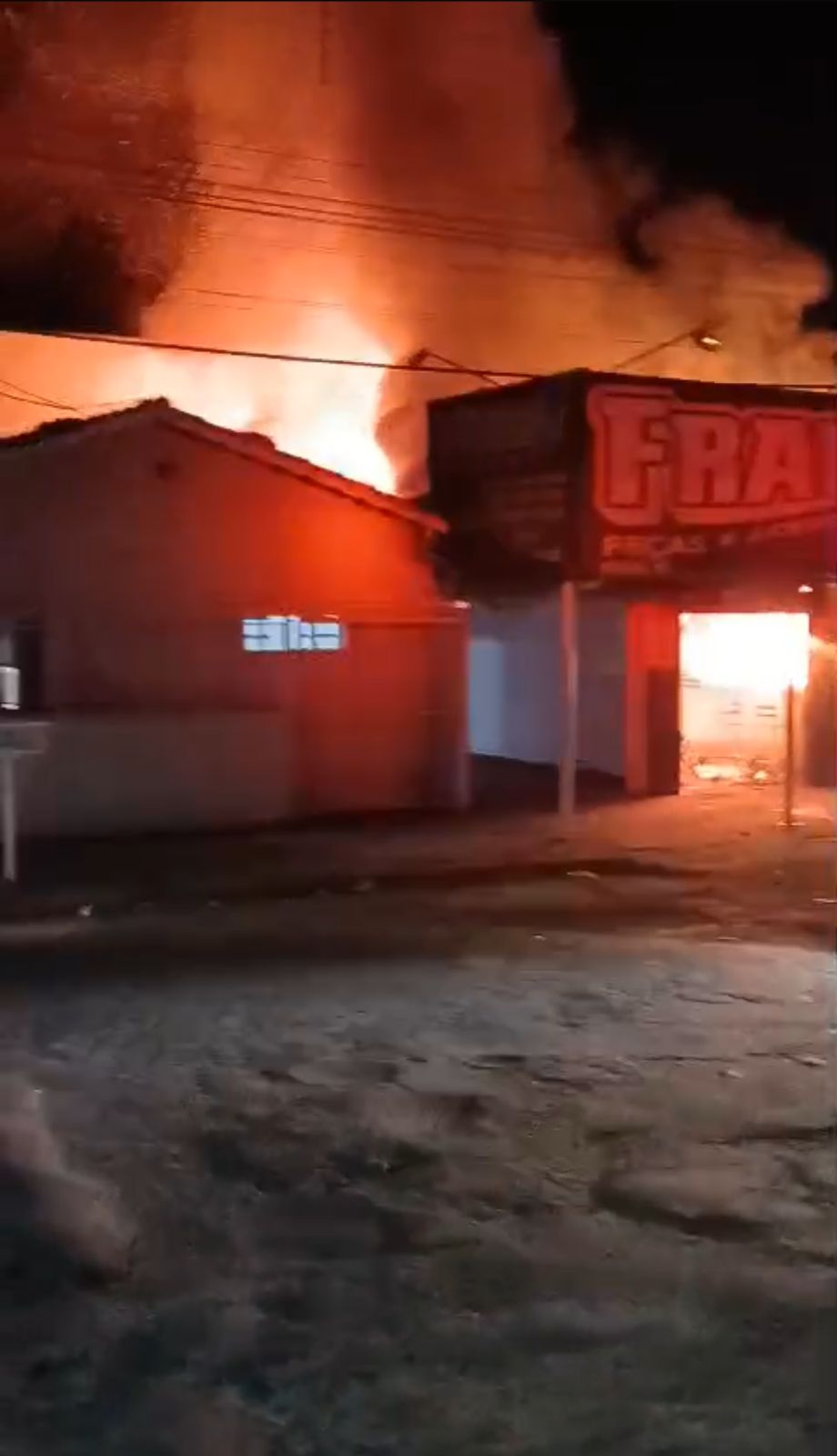 Incêndio destrói oficina de motos em Caldas Novas