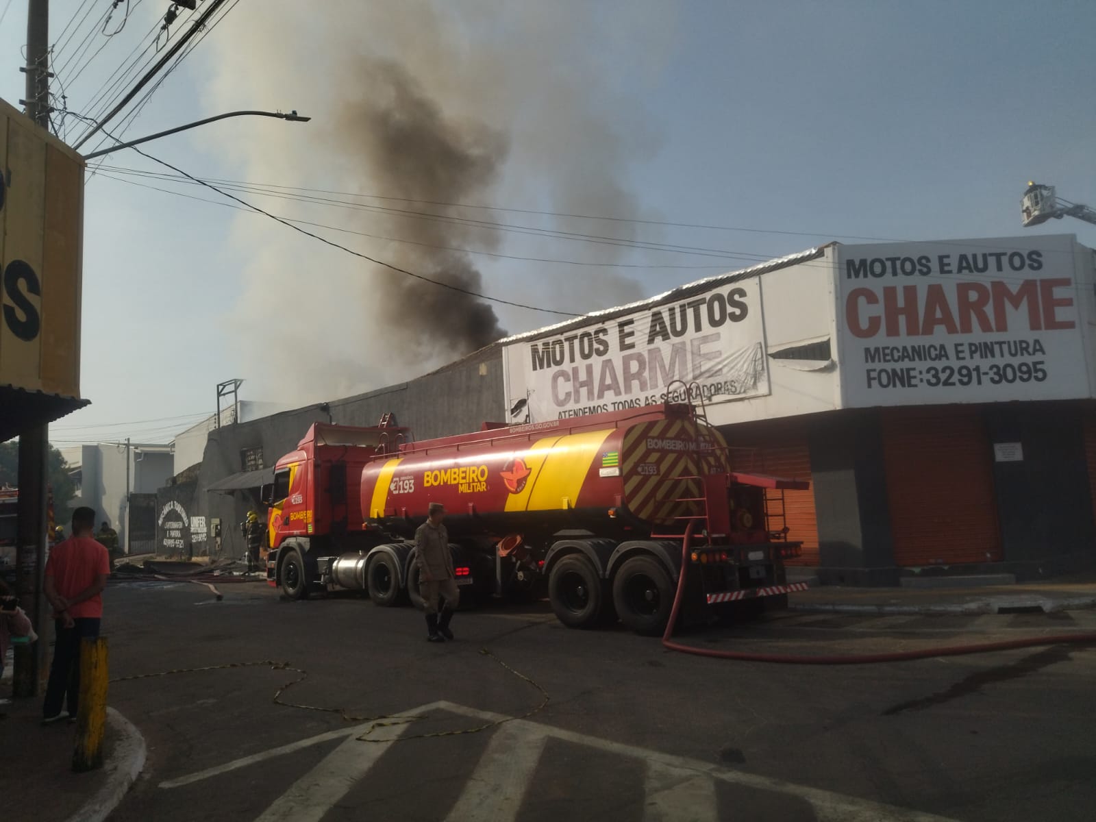 Incêndio de grandes proporções atinge depósito em Campinas
