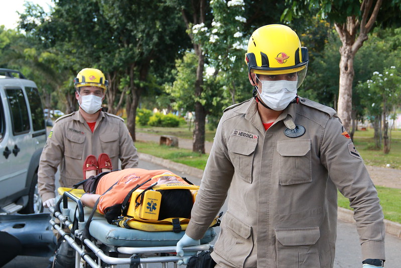 Simulação de acidente mobiliza Bombeiros e equipes de resgate em escola