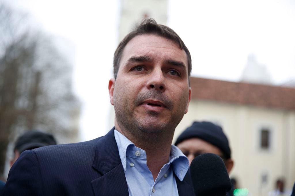 Flávio Bolsonaro propõe anistia e impeachment de Moraes em ''pacote da paz''