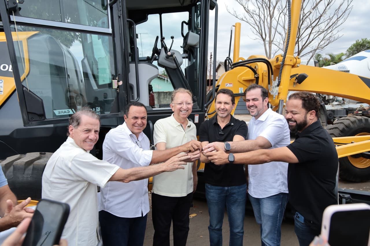 João Campos entrega nova motoniveladora de R$ 1,2 milhão para Prefeitura de Aparecida