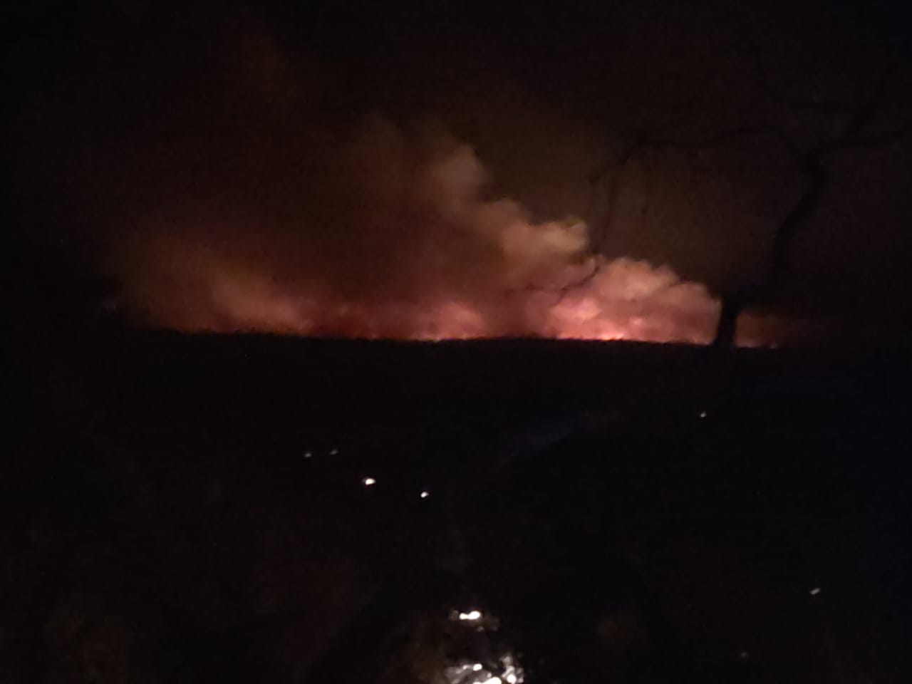 Bombeiros atuam para conter incêndio que já devastou 25 mil hectares no Parque Terra Ronca