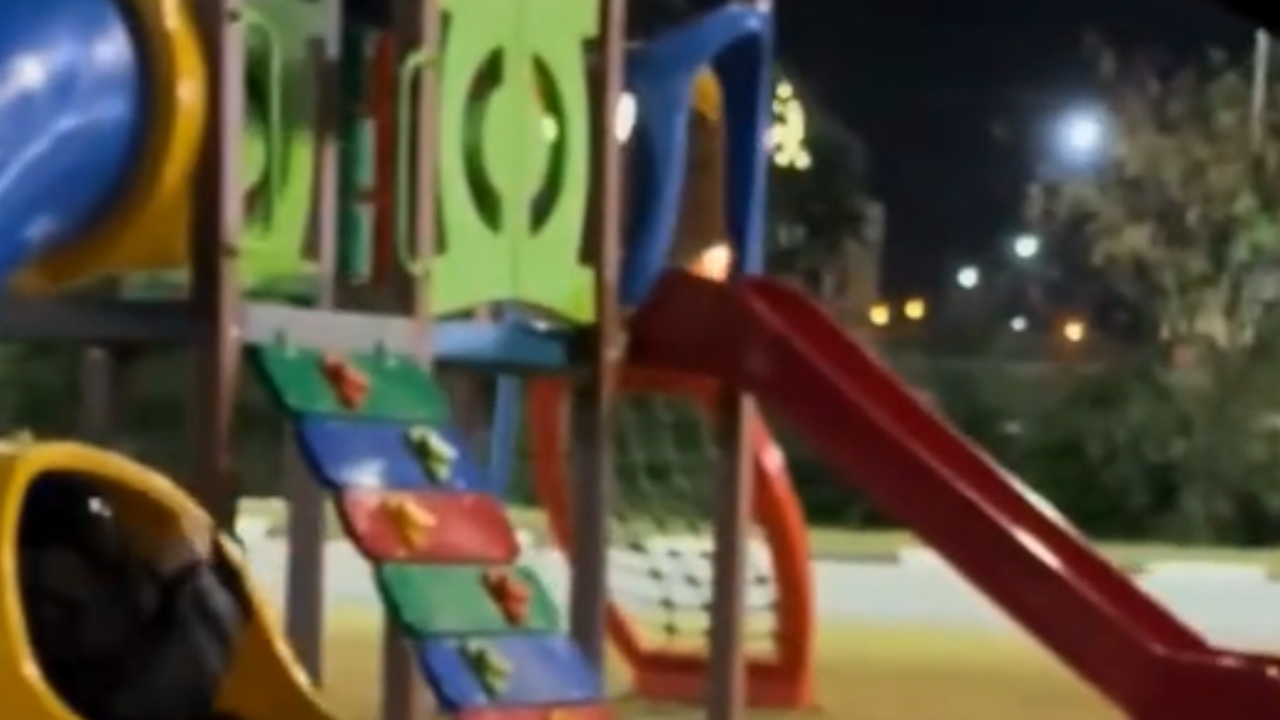 Rapaz se esconde em tobogã de praça por medo de assalto e cena vira sucesso na web