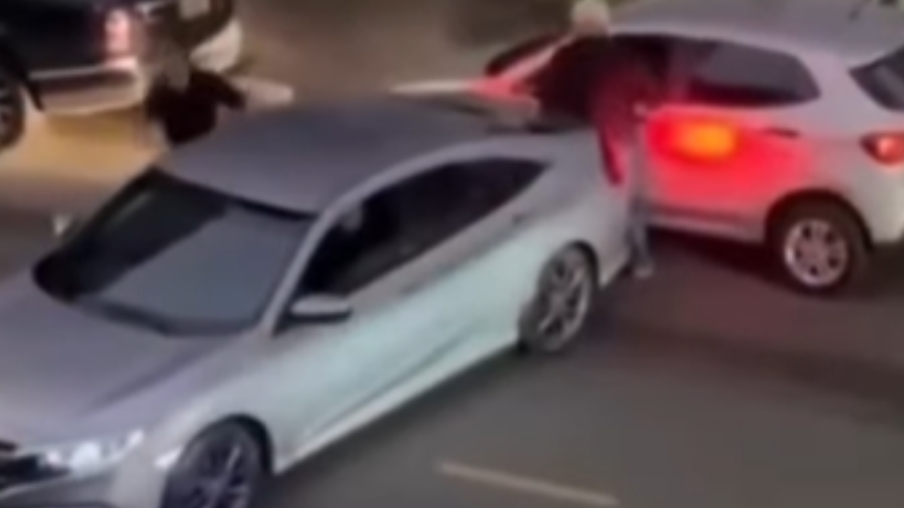 Idoso se coloca diante de carro para impedir ataque em discussão de trânsito