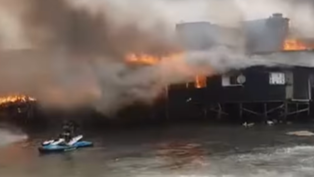 Incêndio devasta comunidade em Santos e mobiliza Corpo de Bombeiros