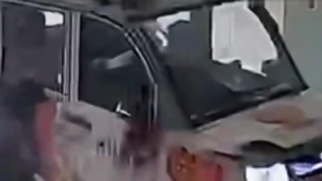 Menina de 11 anos salva irmã de carro que invadiu restaurante na China