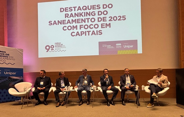 O prefeito Sandro Mabel recebeu o prêmio durante o 9º Prêmio Casos de Sucesso em Saneamento Básico