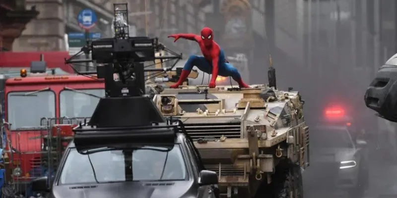 Homem-Aranha (Tom Holland) apoiado sobre veículo militar