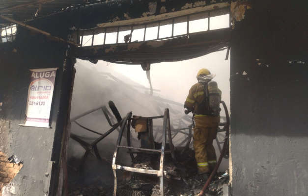 Bombeiros enquanto apagavam incêndio