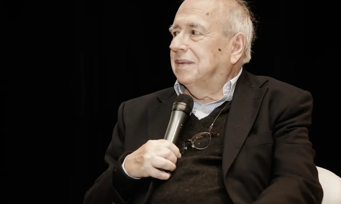 Luis Fernando Verissimo é internado em UTI