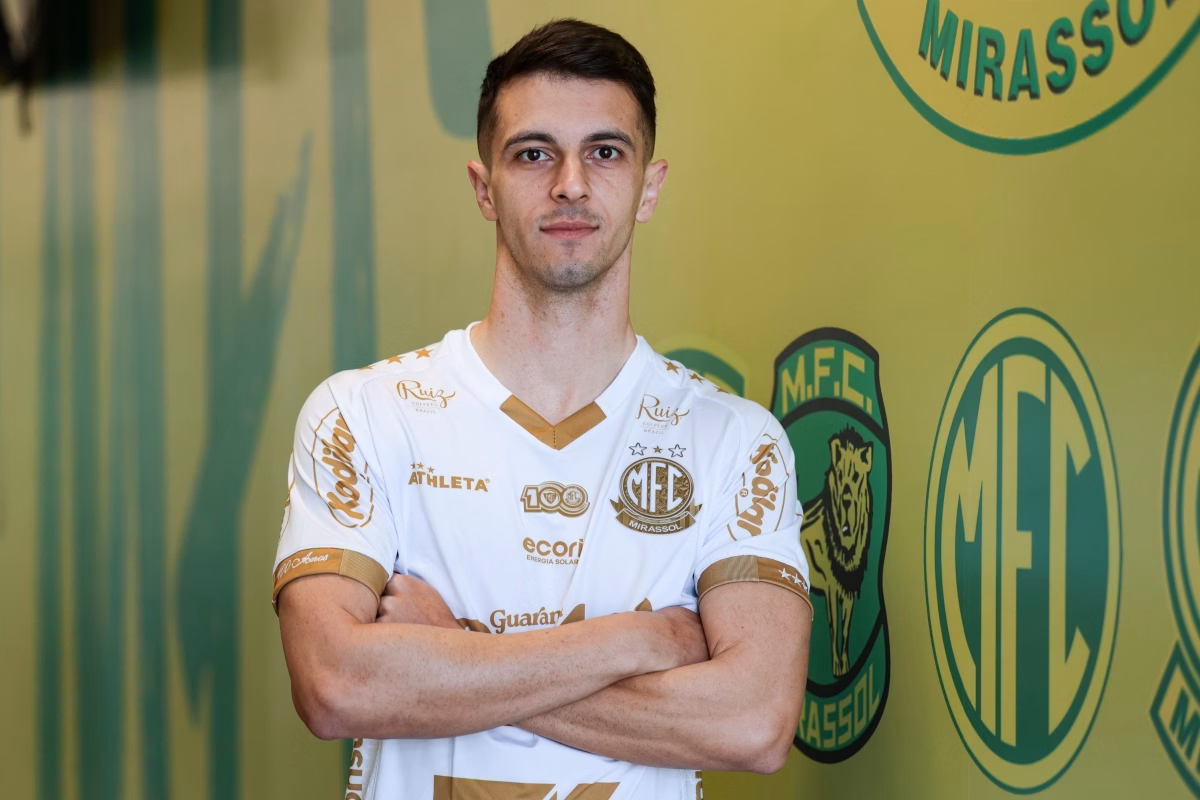 Meia Shaylon, ex-Atlético-GO, encerra novela e reforça Mirassol na Série A