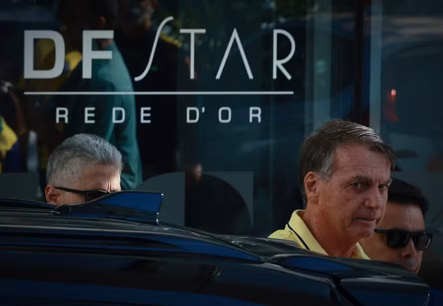 Bolsonaro deixa prisão domiciliar para realizar exames em hospital de Brasília