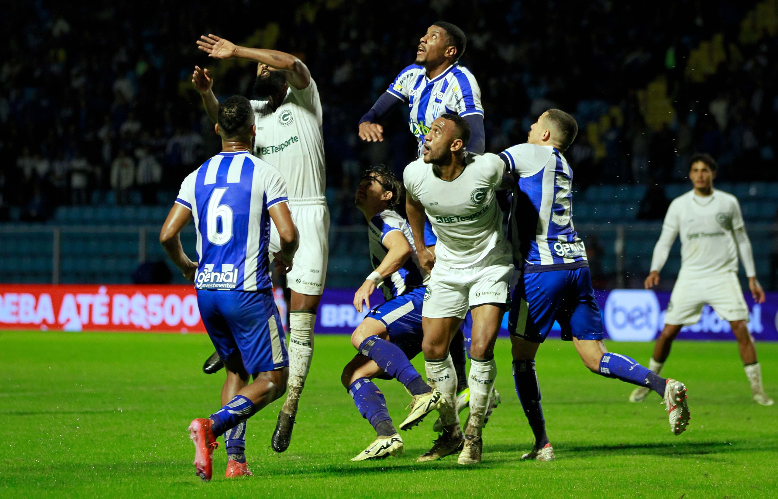 Avaí e Goiás se enfrentam neste domingo, na Ressacada, em duelo direto pelo acesso à Série A | Foto: Assessoria Goiás