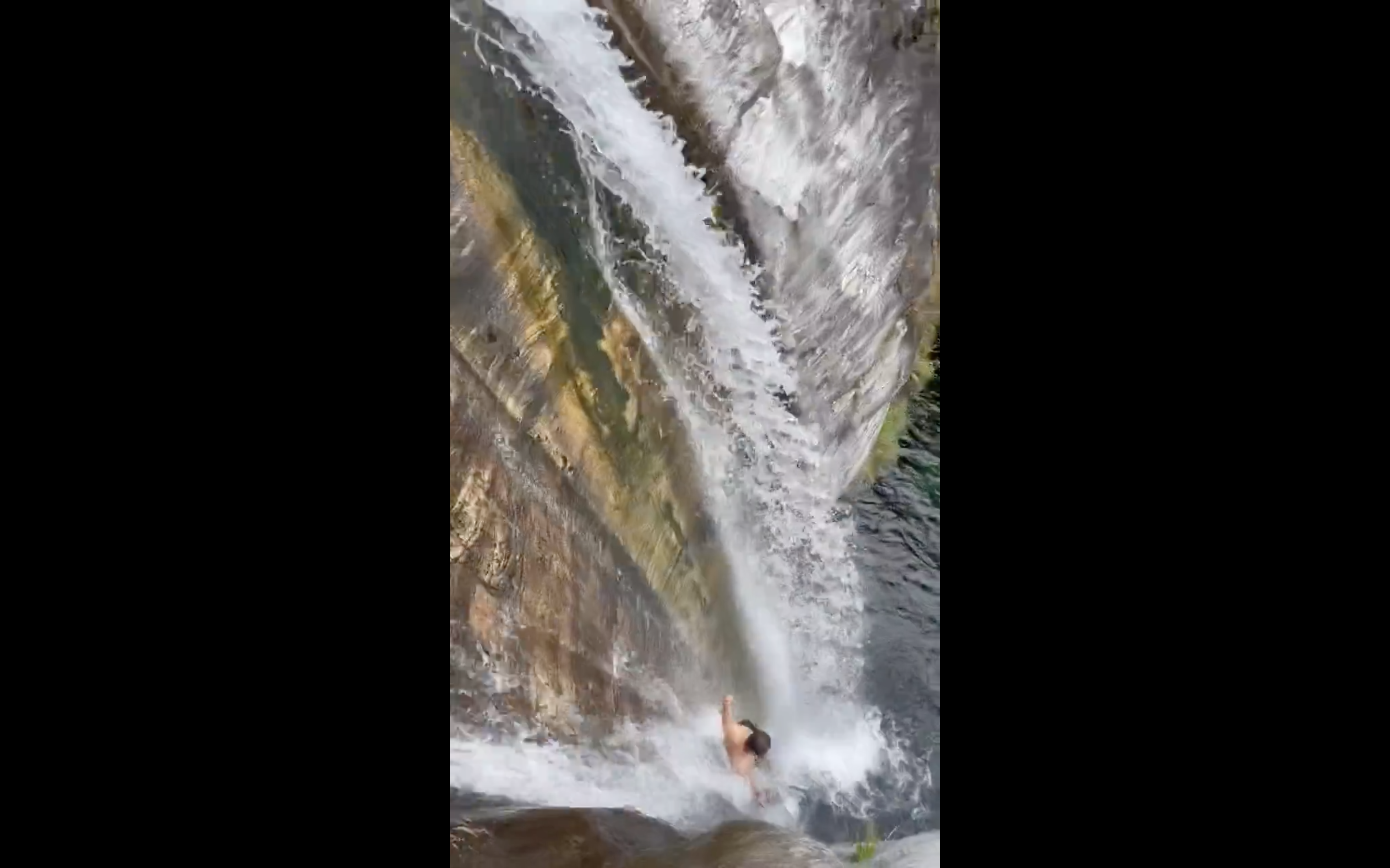 Cachoeira na Suíça se torna 'tobogã natural' e atrai aventureiros