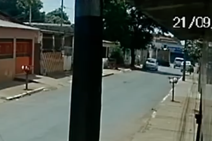 Vídeo: homem é atropelado e morto a facadas em Goiânia
