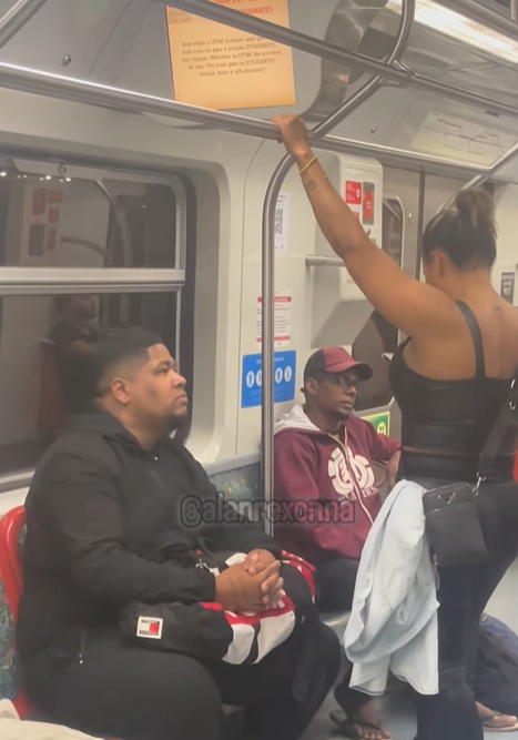 Homem provoca risadas no metrô ao usar desodorante em passageira