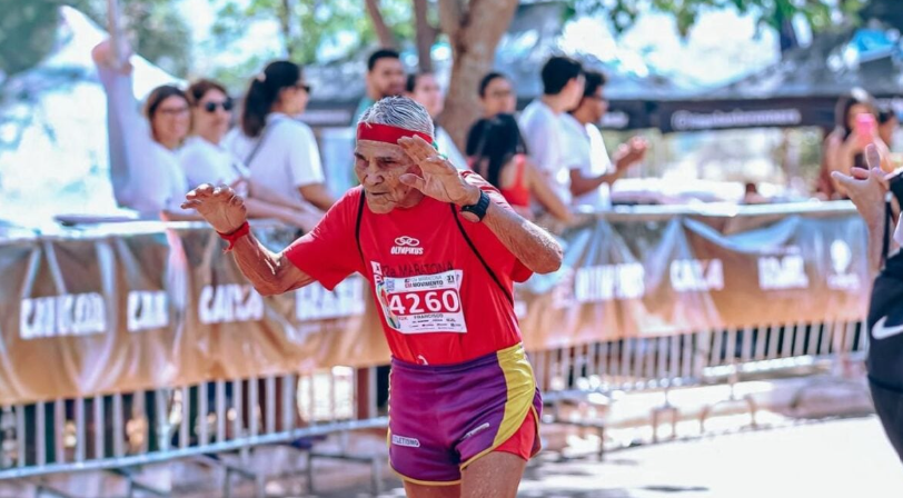Goiano de 92 anos vira destaque ao completar maratona de 42km