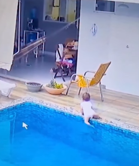 Bebê cai em piscina e é retirada pelo pai segundos antes de afogamento