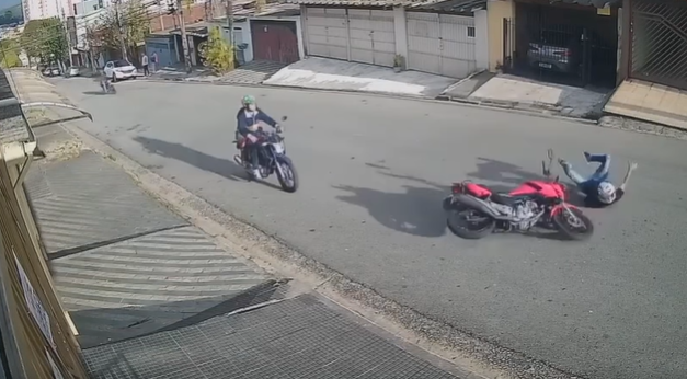 Motociclista se acidenta ao fazer “grau” em rua de Santo André