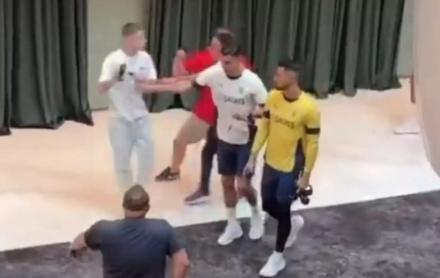 Cristiano Ronaldo empurra torcedor que invade hotel em concentração de Portugal