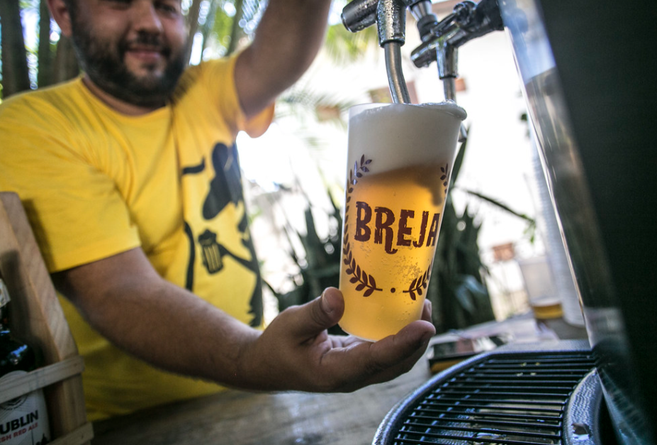 Além das bebidas, o público acompanha shows gratuitos