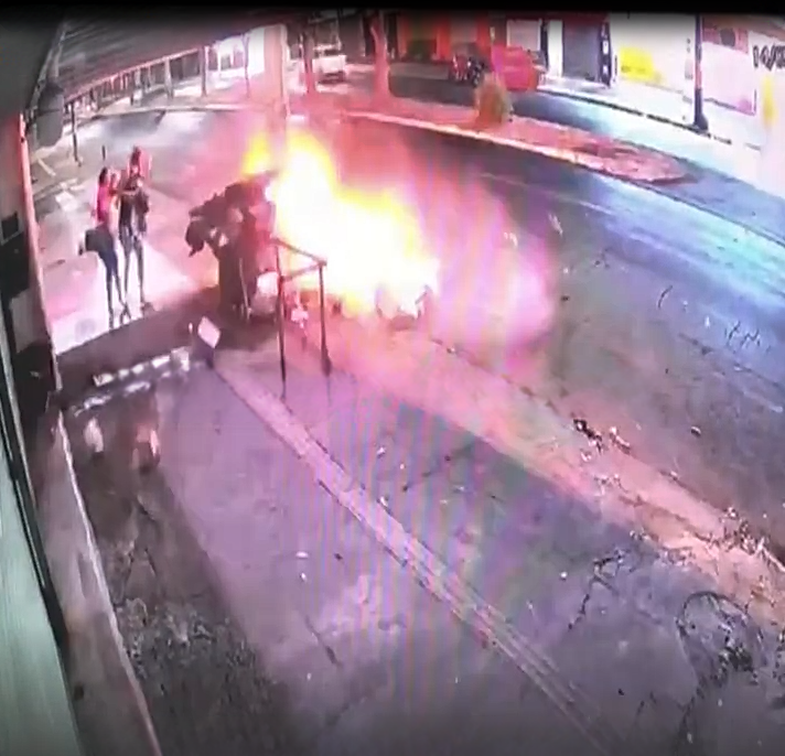 Vídeo mostra perseguição de carro a motociclista antes de colisão fatal em Goiânia
