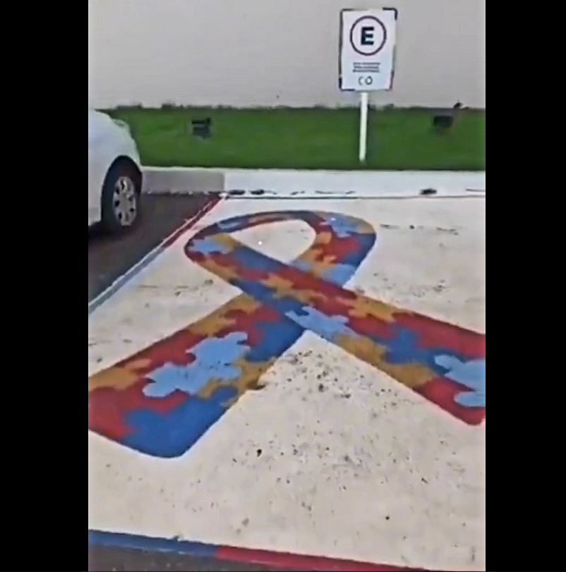 Vídeo viral: homem confunde vaga para autistas e gera polêmica na internet
