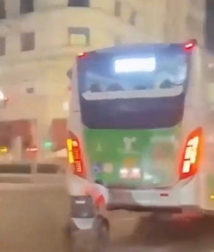 Cadeirante arrisca a vida ao pegar “rabeirão” na Avenida Rio Verde em Goiânia