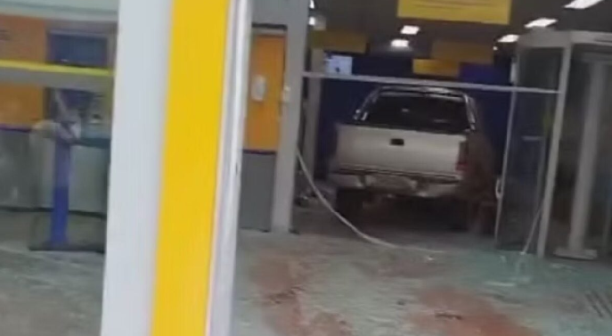 O idoso avançou o sinal de pare, provocou a colisão e acelerou sem querer após se assustar