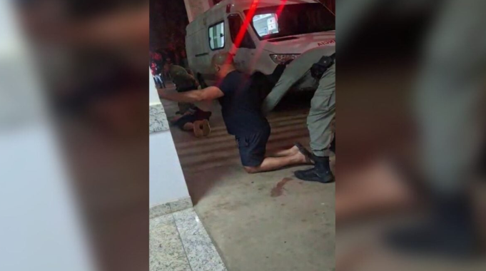 Em vídeos registrados no hospital, o suspeito aparece exaltado e aponta o dedo no rosto de um segurança
