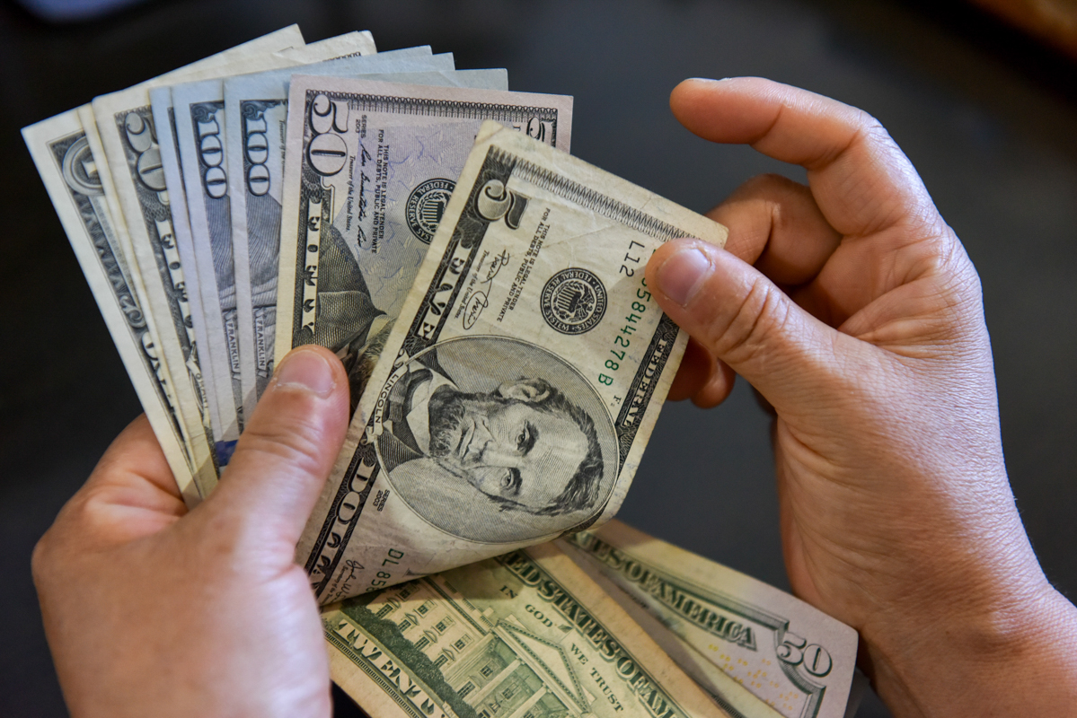 Dólar abre em leve queda de olho no índice de inflação dos EUA