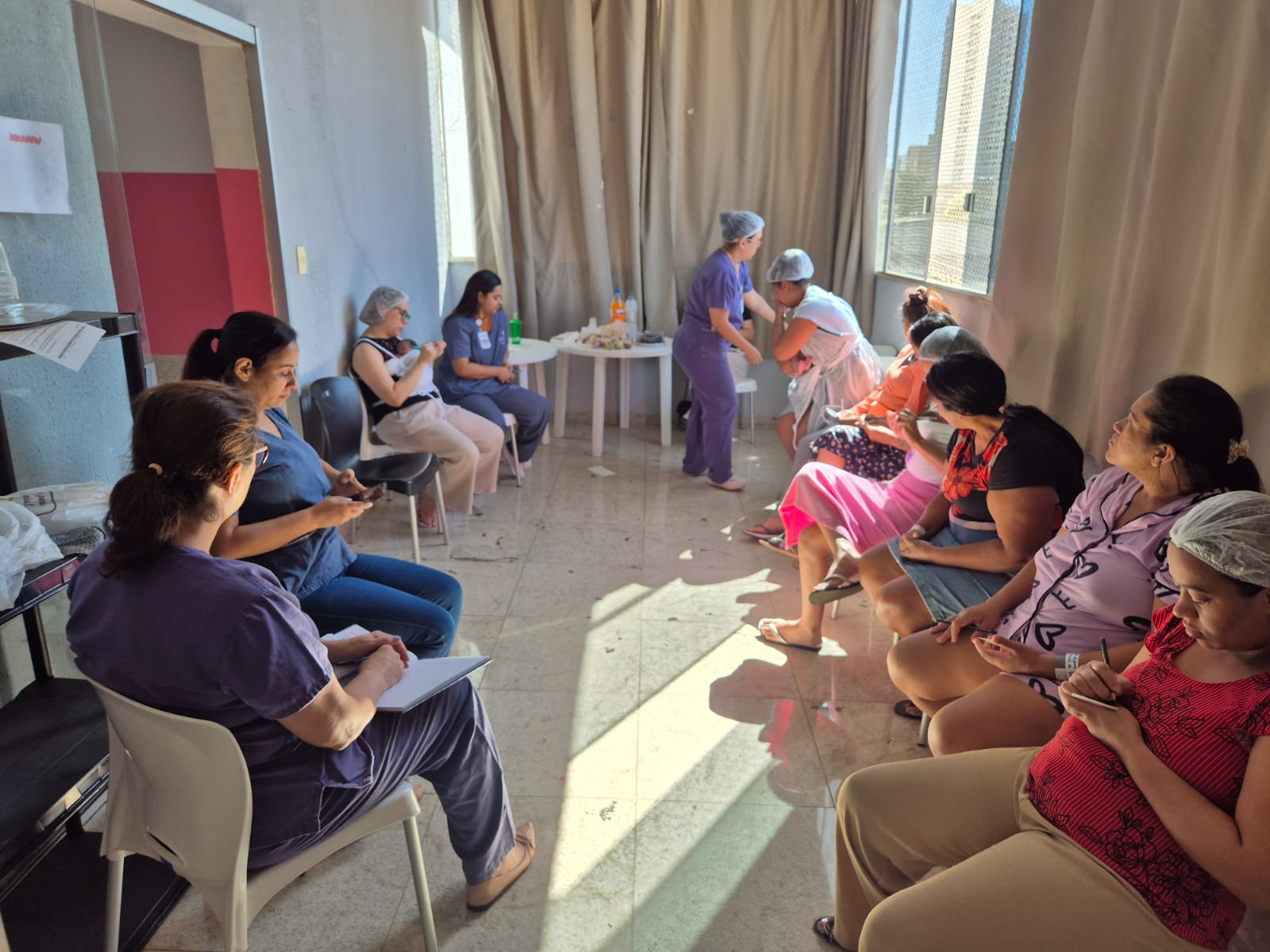 Maternidade Dona Íris promove roda de conversa com mães de bebês internados