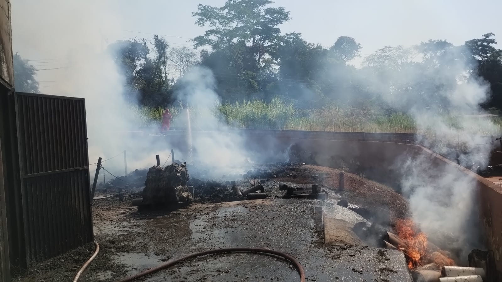 Depósito de líquido inflamável pega fogo em Goiânia